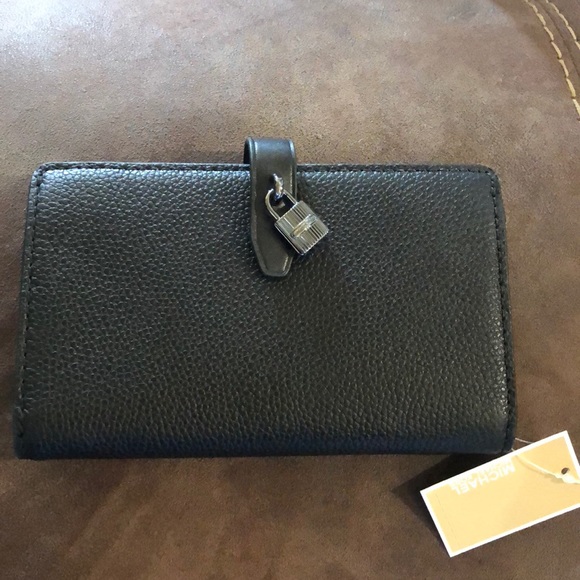Michael Kors Handbags - Michael Kors Leather wallet